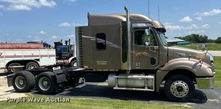 image for item DP8433 2003 Freightliner  Columbia  semi truck