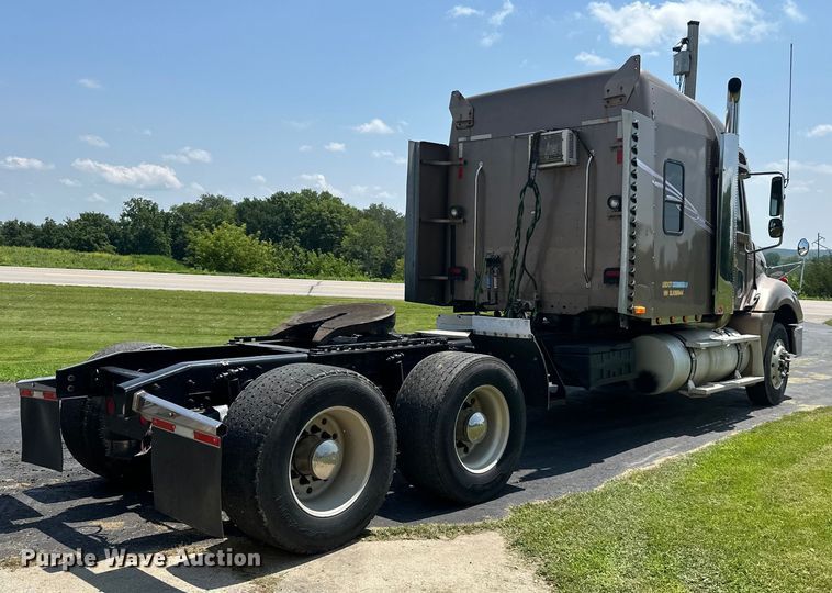 image for item DP8433 2003 Freightliner  Columbia  semi truck