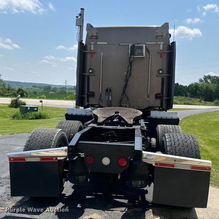 image for item DP8433 2003 Freightliner  Columbia  semi truck