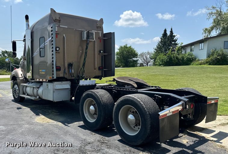 image for item DP8433 2003 Freightliner  Columbia  semi truck