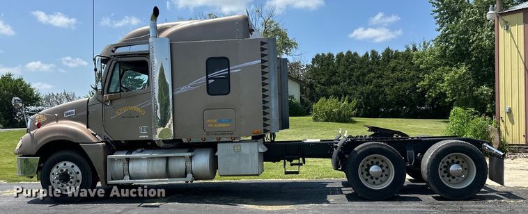 image for item DP8433 2003 Freightliner  Columbia  semi truck