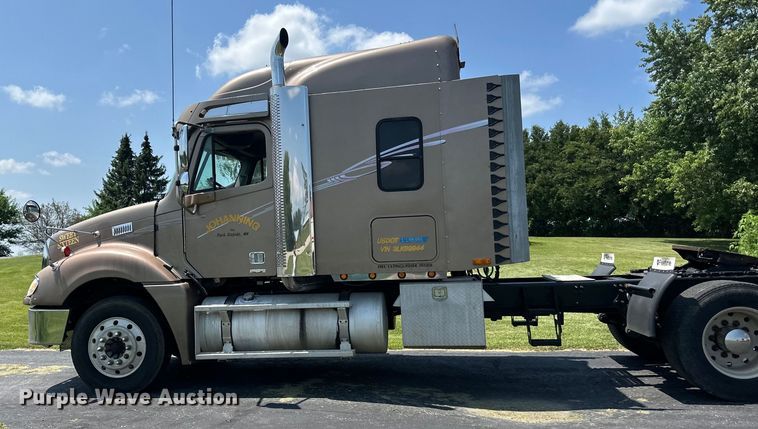 image for item DP8433 2003 Freightliner  Columbia  semi truck