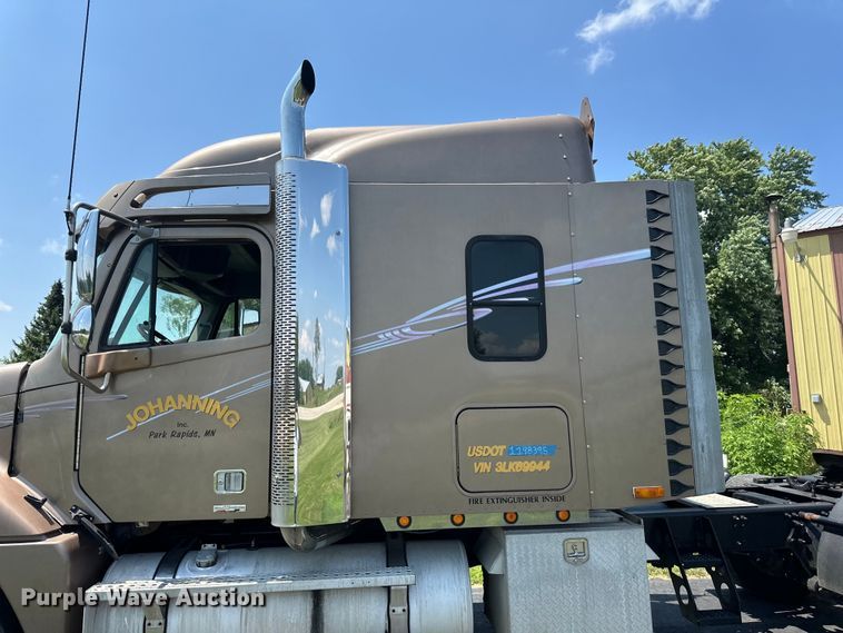 image for item DP8433 2003 Freightliner  Columbia  semi truck