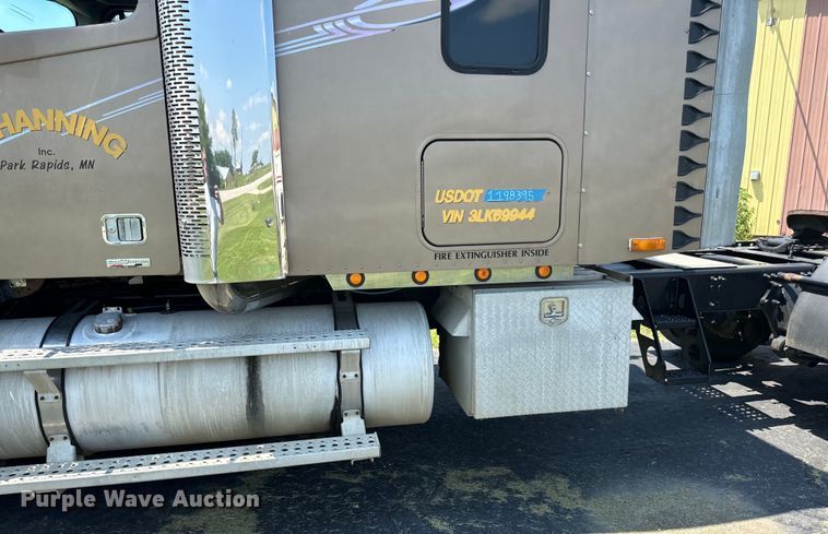 image for item DP8433 2003 Freightliner  Columbia  semi truck