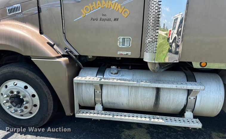 image for item DP8433 2003 Freightliner  Columbia  semi truck