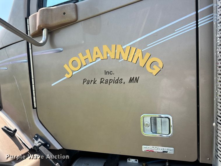 image for item DP8433 2003 Freightliner  Columbia  semi truck