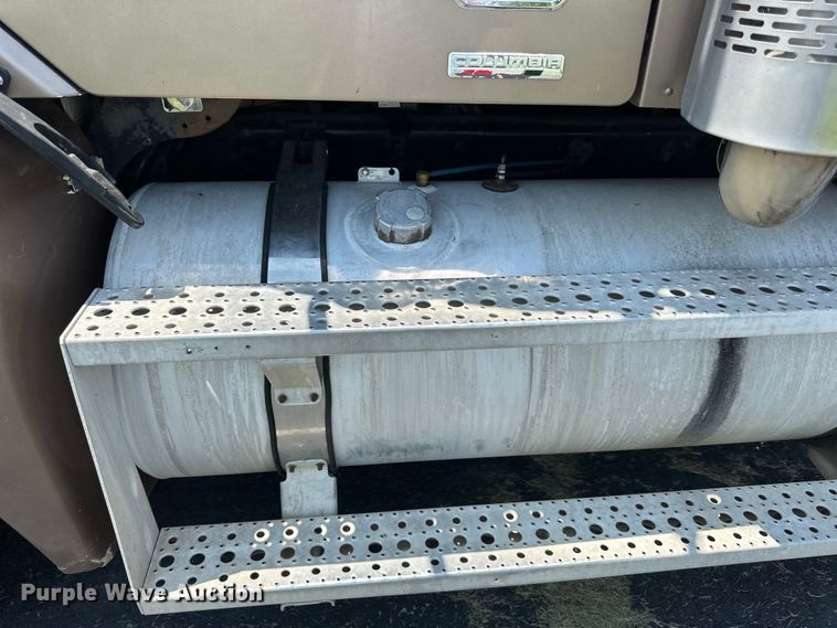 image for item DP8433 2003 Freightliner  Columbia  semi truck