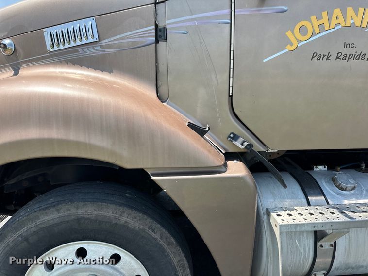 image for item DP8433 2003 Freightliner  Columbia  semi truck