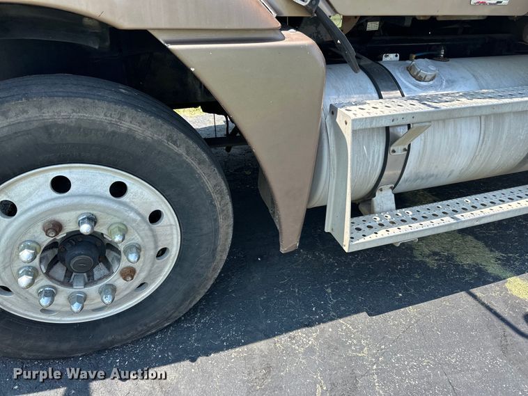 image for item DP8433 2003 Freightliner  Columbia  semi truck