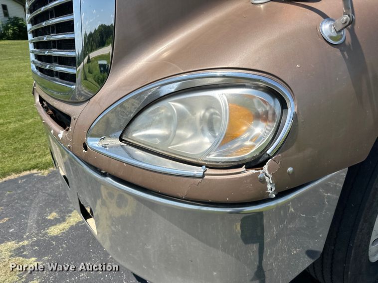 image for item DP8433 2003 Freightliner  Columbia  semi truck