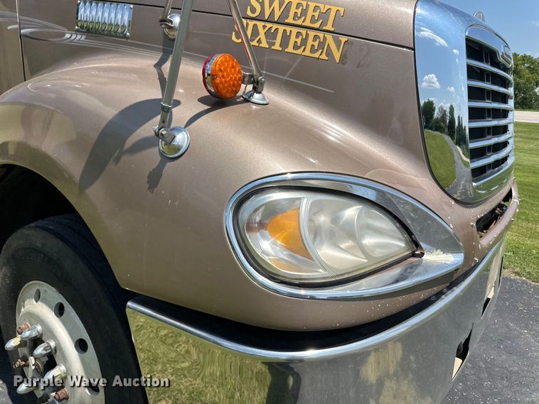 image for item DP8433 2003 Freightliner  Columbia  semi truck