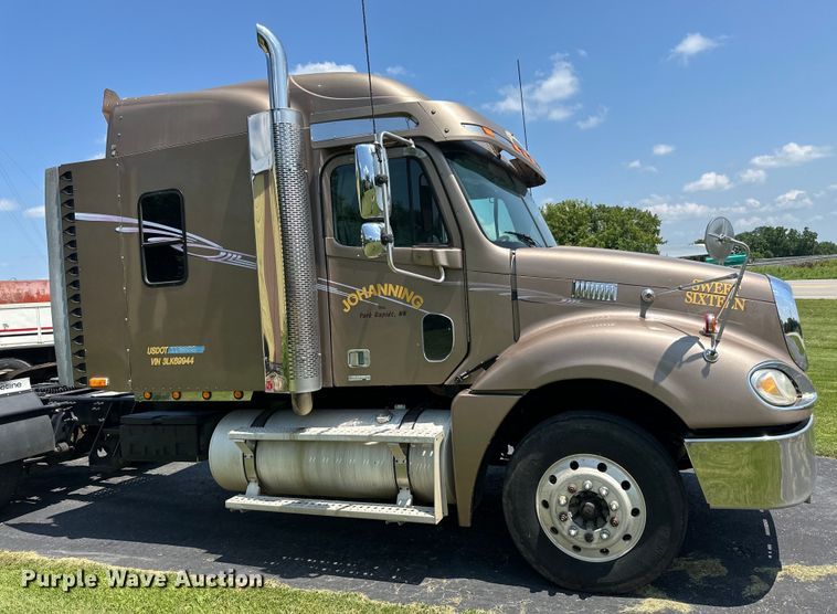 image for item DP8433 2003 Freightliner  Columbia  semi truck