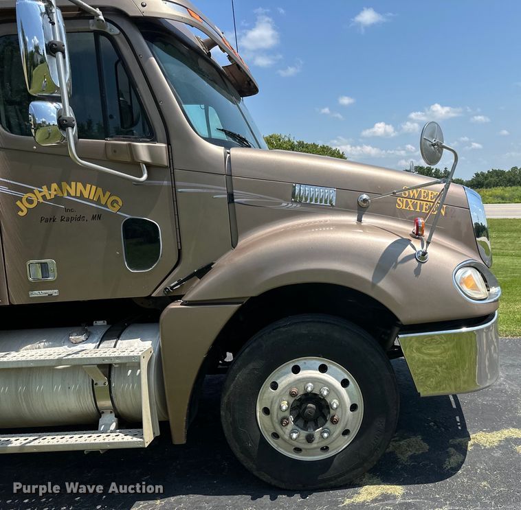 image for item DP8433 2003 Freightliner  Columbia  semi truck