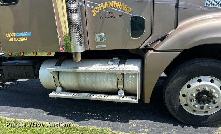 image for item DP8433 2003 Freightliner  Columbia  semi truck