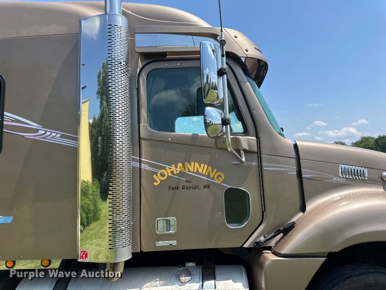 image for item DP8433 2003 Freightliner  Columbia  semi truck