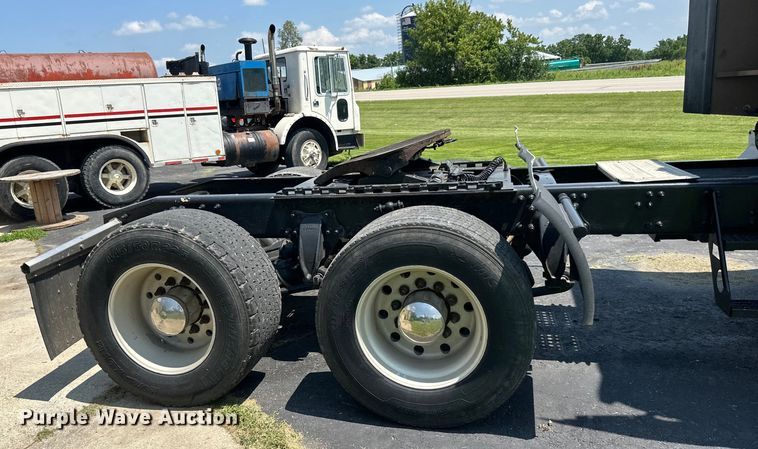 image for item DP8433 2003 Freightliner  Columbia  semi truck