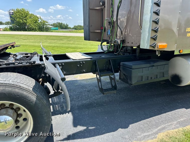 image for item DP8433 2003 Freightliner  Columbia  semi truck