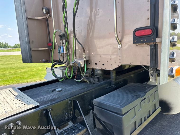 image for item DP8433 2003 Freightliner  Columbia  semi truck