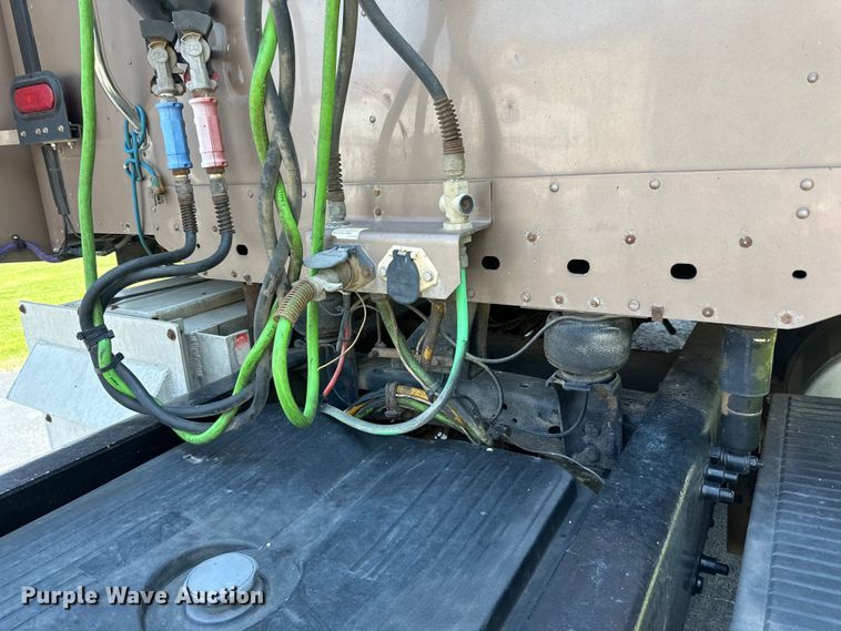 image for item DP8433 2003 Freightliner  Columbia  semi truck