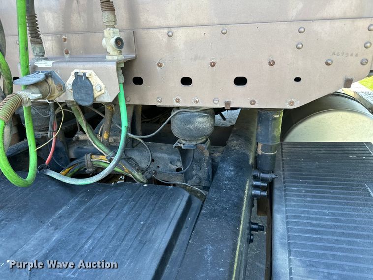 image for item DP8433 2003 Freightliner  Columbia  semi truck