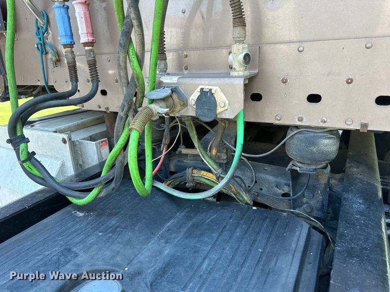 image for item DP8433 2003 Freightliner  Columbia  semi truck