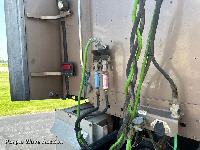 image for item DP8433 2003 Freightliner  Columbia  semi truck