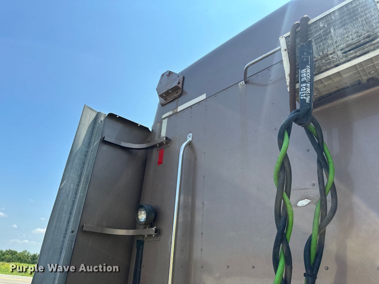 image for item DP8433 2003 Freightliner  Columbia  semi truck