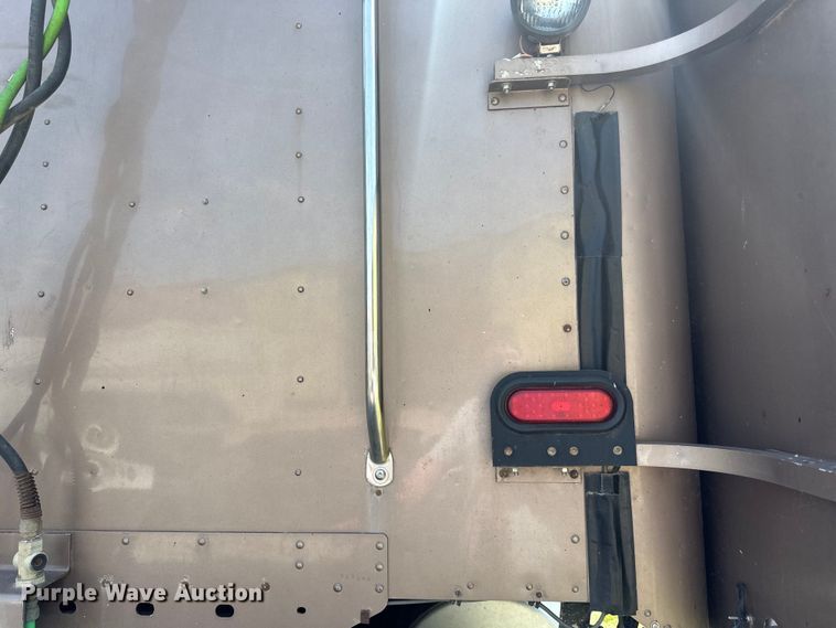 image for item DP8433 2003 Freightliner  Columbia  semi truck