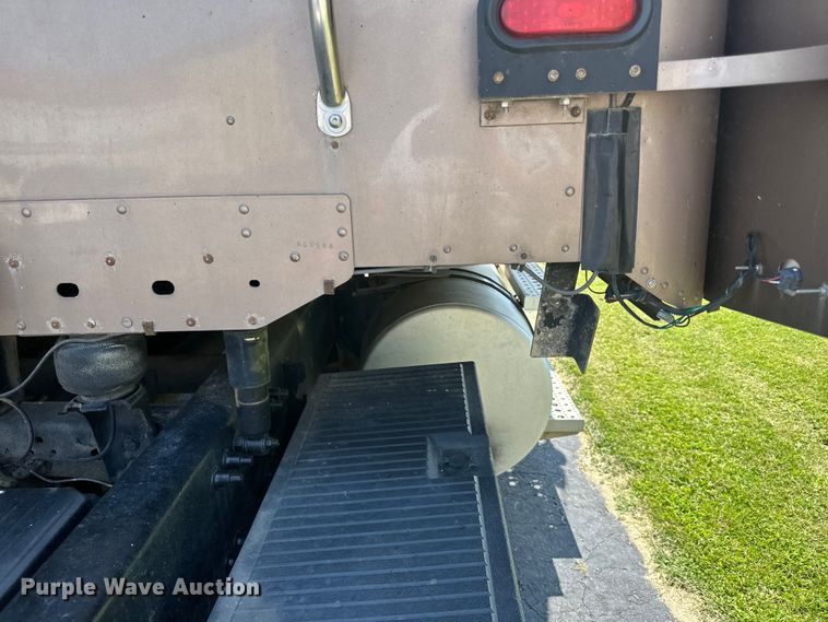 image for item DP8433 2003 Freightliner  Columbia  semi truck