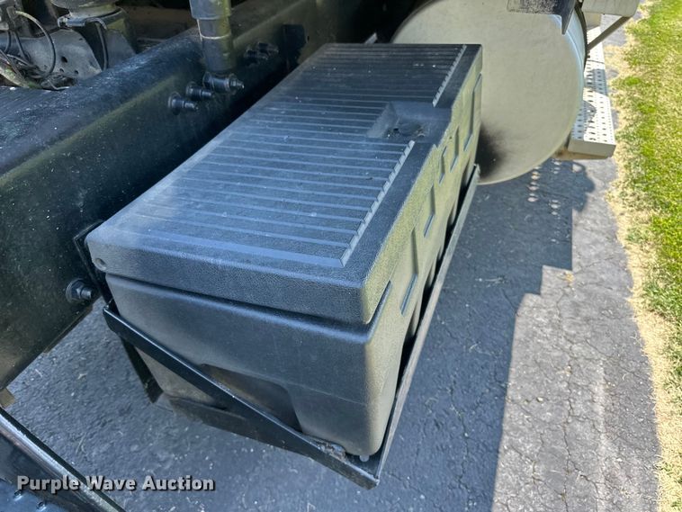 image for item DP8433 2003 Freightliner  Columbia  semi truck