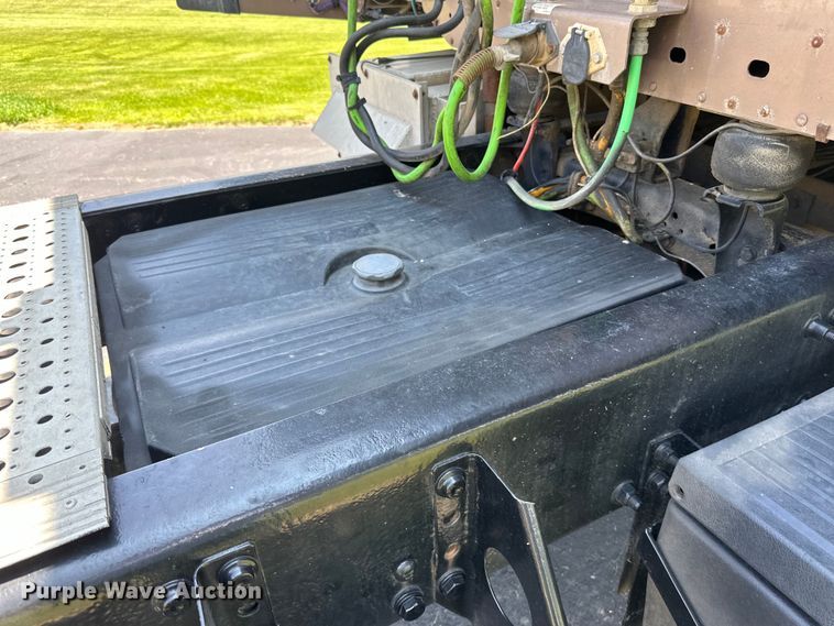 image for item DP8433 2003 Freightliner  Columbia  semi truck