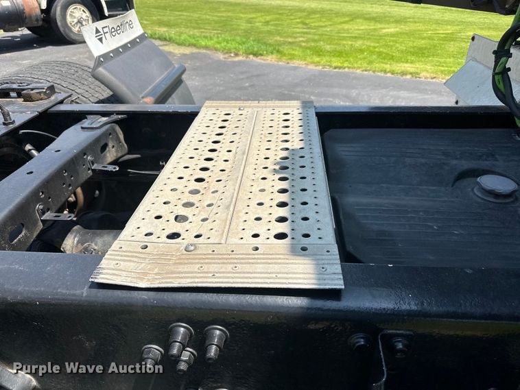 image for item DP8433 2003 Freightliner  Columbia  semi truck