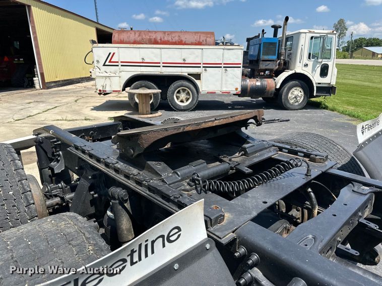 image for item DP8433 2003 Freightliner  Columbia  semi truck