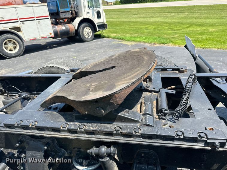 image for item DP8433 2003 Freightliner  Columbia  semi truck