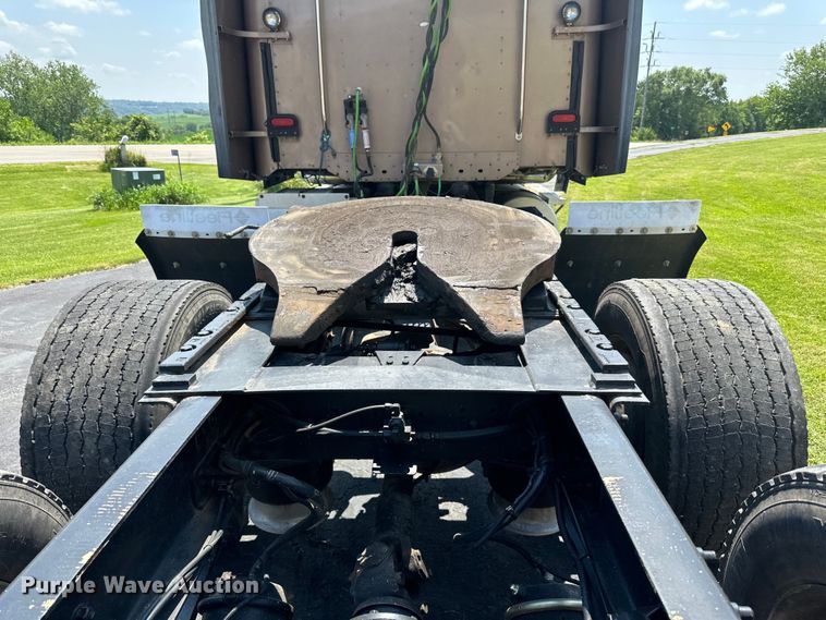 image for item DP8433 2003 Freightliner  Columbia  semi truck