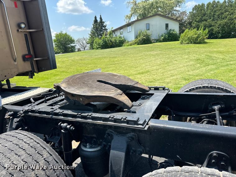 image for item DP8433 2003 Freightliner  Columbia  semi truck