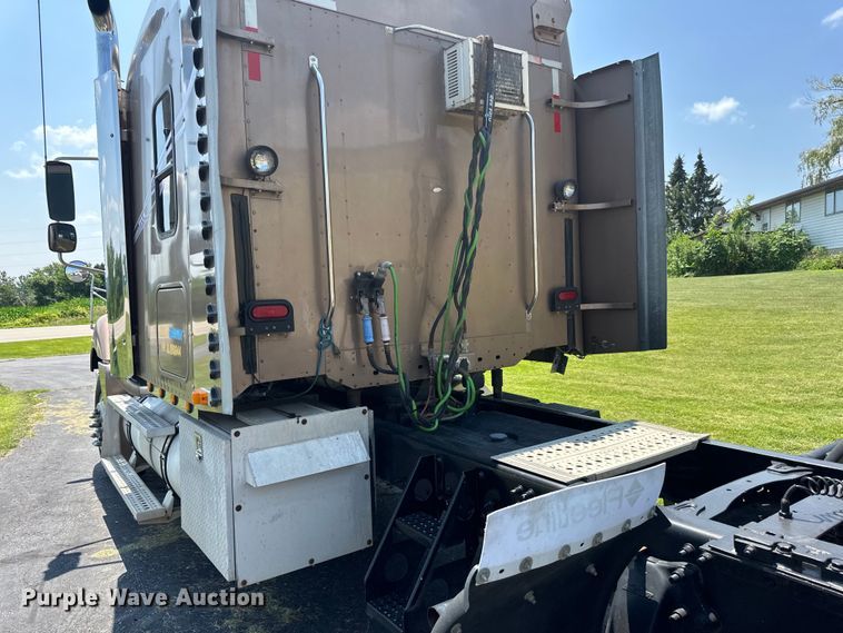 image for item DP8433 2003 Freightliner  Columbia  semi truck