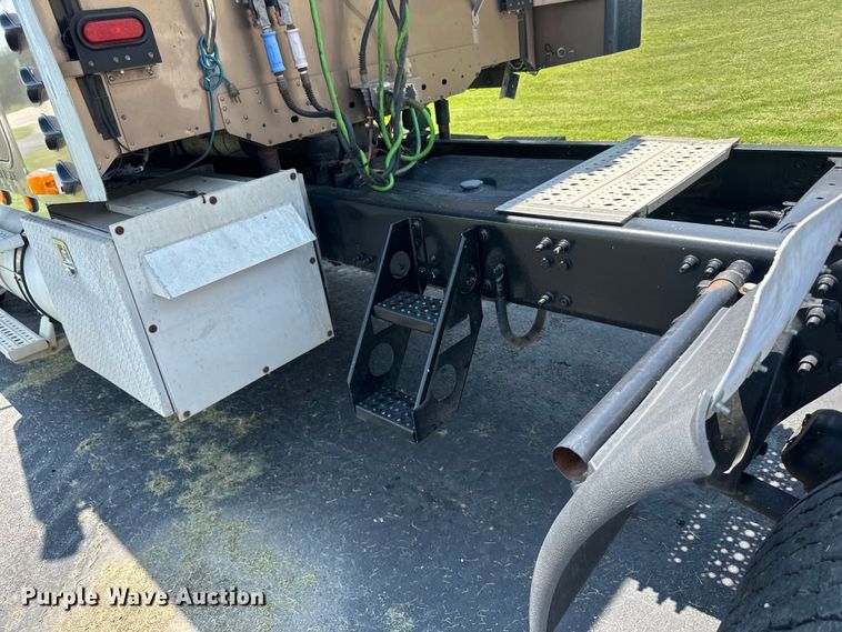 image for item DP8433 2003 Freightliner  Columbia  semi truck