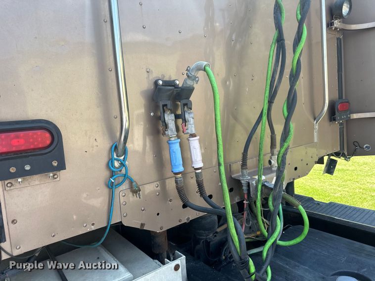 image for item DP8433 2003 Freightliner  Columbia  semi truck