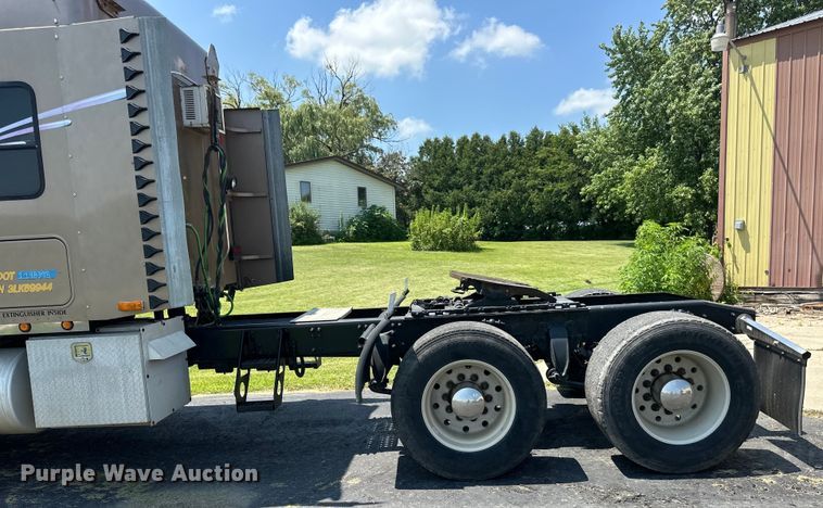 image for item DP8433 2003 Freightliner  Columbia  semi truck