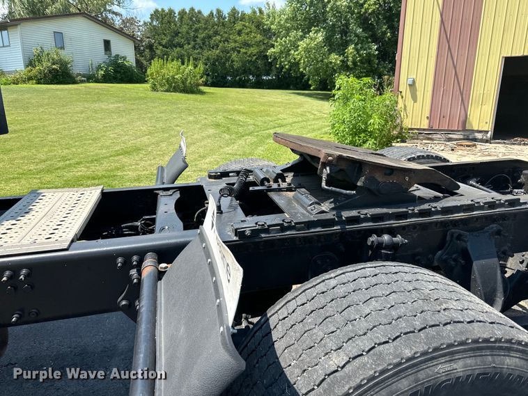 image for item DP8433 2003 Freightliner  Columbia  semi truck