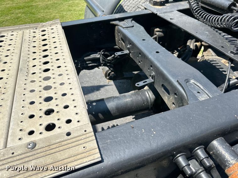 image for item DP8433 2003 Freightliner  Columbia  semi truck