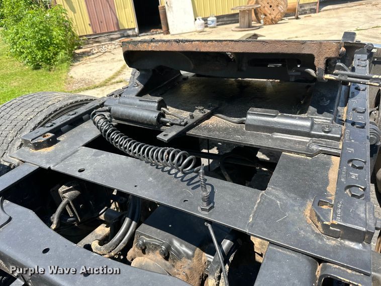 image for item DP8433 2003 Freightliner  Columbia  semi truck