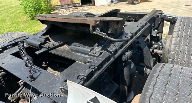 image for item DP8433 2003 Freightliner  Columbia  semi truck