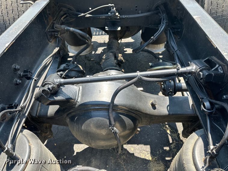 image for item DP8433 2003 Freightliner  Columbia  semi truck