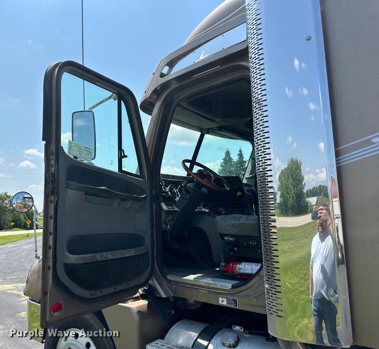 image for item DP8433 2003 Freightliner  Columbia  semi truck