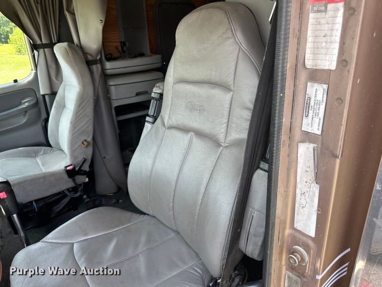 image for item DP8433 2003 Freightliner  Columbia  semi truck