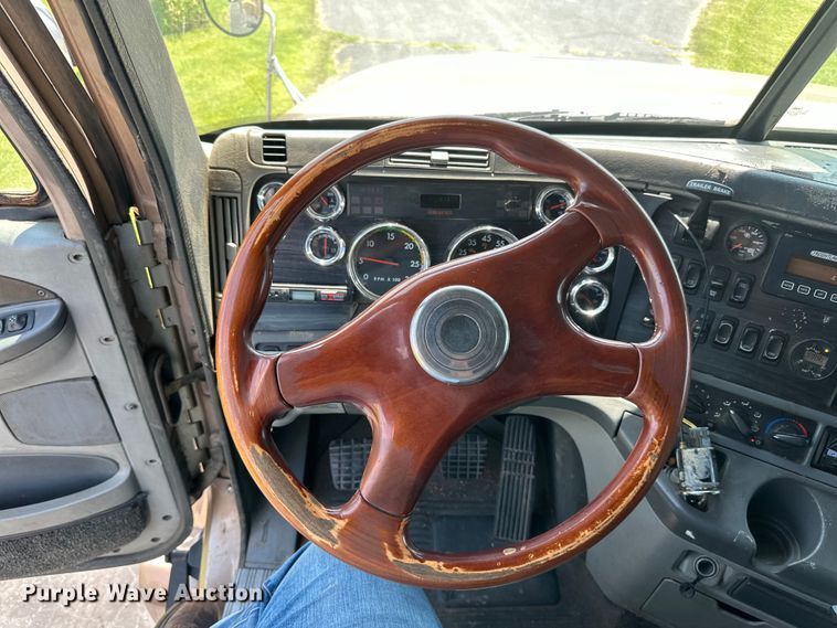 image for item DP8433 2003 Freightliner  Columbia  semi truck