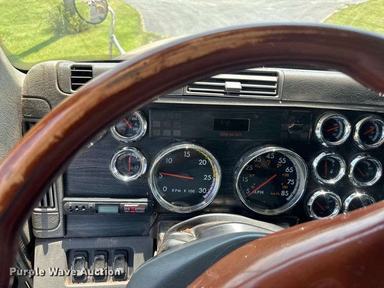 image for item DP8433 2003 Freightliner  Columbia  semi truck