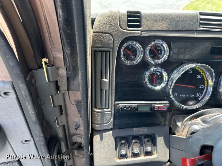 image for item DP8433 2003 Freightliner  Columbia  semi truck